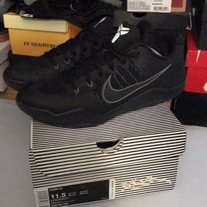 Sz 11.5 Kobe XI all black